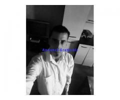 Uomo cerca donna di qualsiasi età e aspetto per incontri per soli adulti.