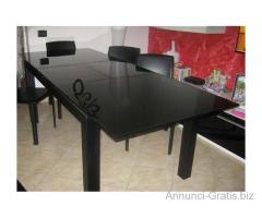 Tavolo in cristallo nero con 6 sedie