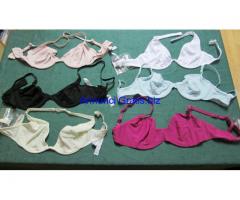 Stock di reggiseni non imbottiti.