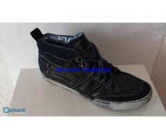 Stock di scarpe da uomo