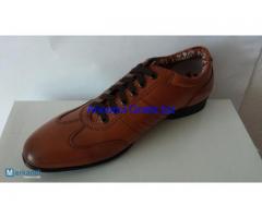 Stock di scarpe da uomo